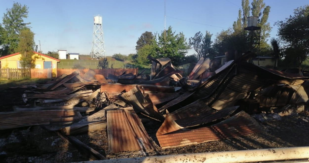 Escombros de escuela tras incendio