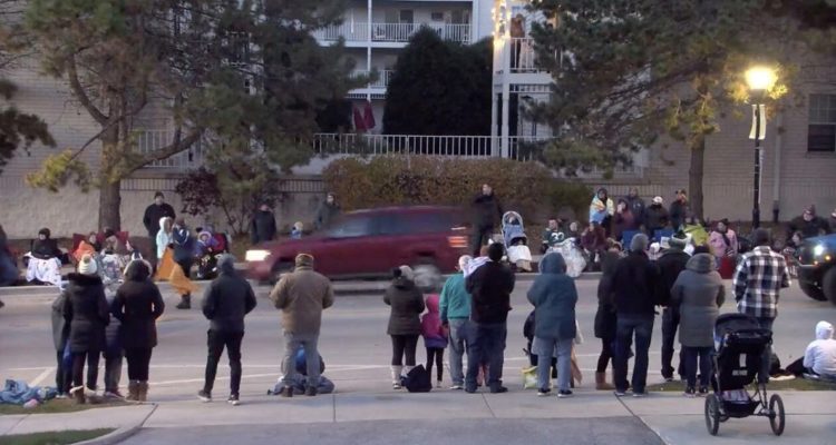 Captura del momento en que el todoterreno rojo pasa en medio de la gente antes de perpetrar el atropello masivo.
