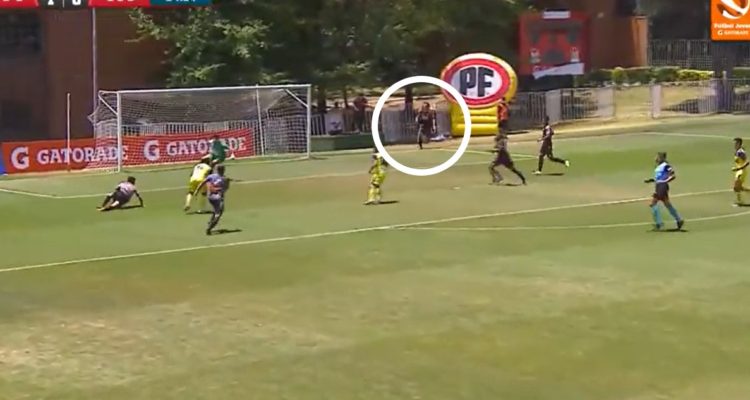 Jugador que había sido reemplazado ingresa al campo para salvar gol