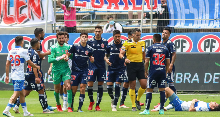 Jugadores de la U en el clásico universitario