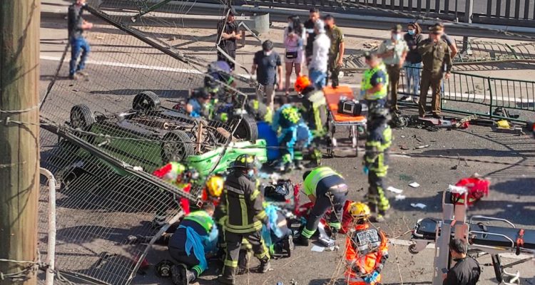 Auto cae desde Teniente Cruz a la Ruta 68 en Santiago
