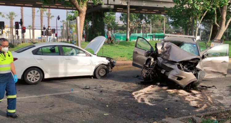 Auto y SUV con 8 personas colisionan en Maipú: terminaron chocando con árbol