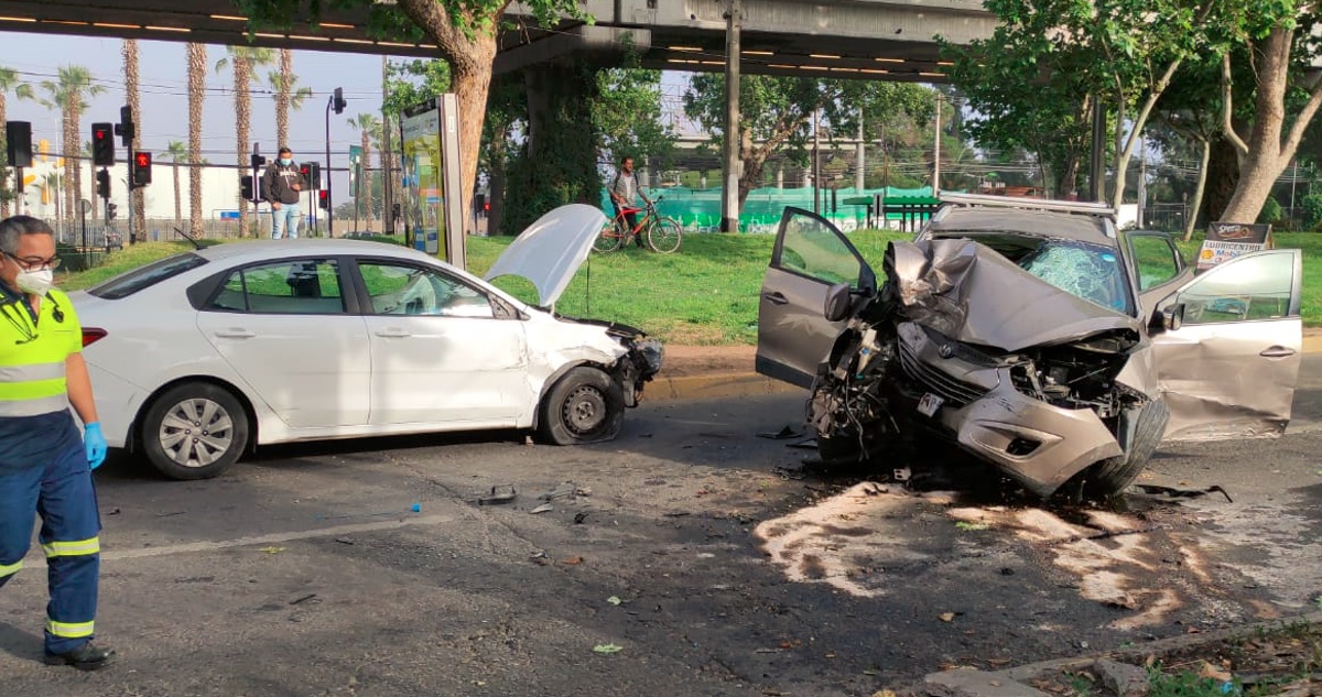 Auto y SUV con 8 personas colisionan en Maipú: terminaron chocando con árbol