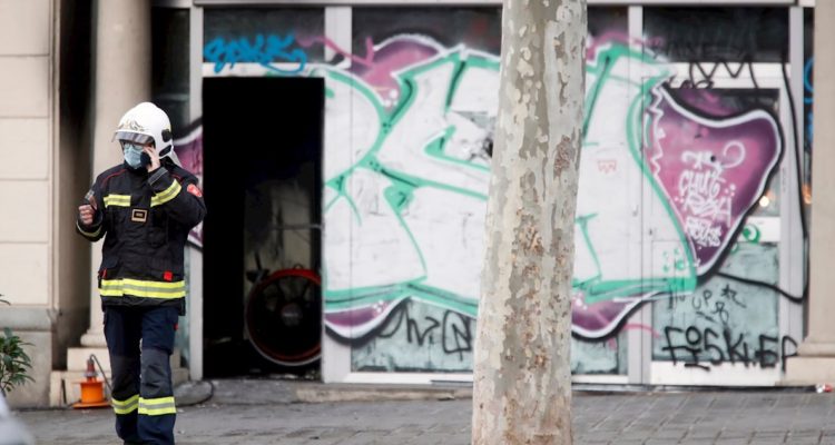 Puerta de la sucursal incendiada.