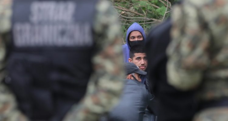 Refugiados y militares en la frontera entre Polonia y Bielorrusia.