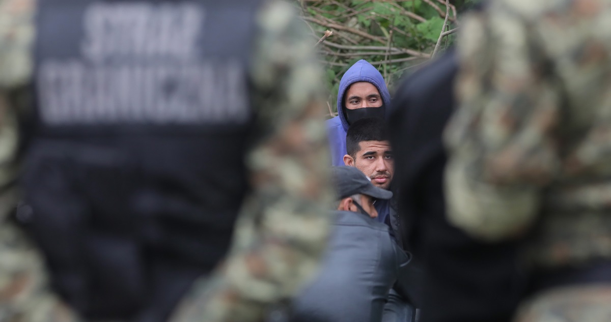 Refugiados y militares en la frontera entre Polonia y Bielorrusia.