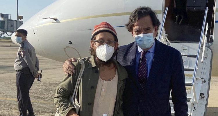 El exembajador de EEUU, Bill Richardson con el periodista Danny Fenster.