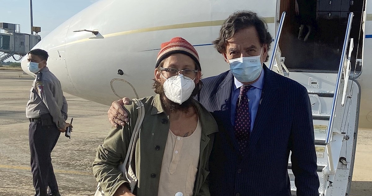 El exembajador de EEUU, Bill Richardson con el periodista Danny Fenster.