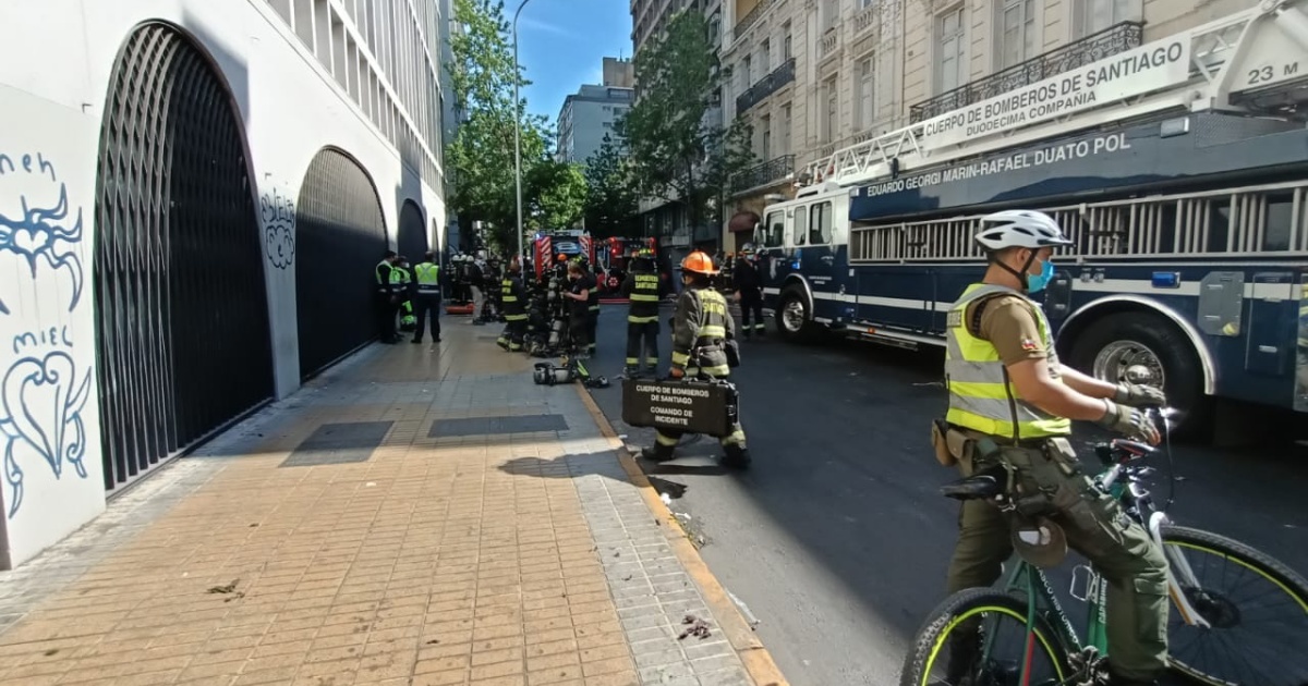 bomberos-controlo-incendio-local-centro-santiago.jpeg