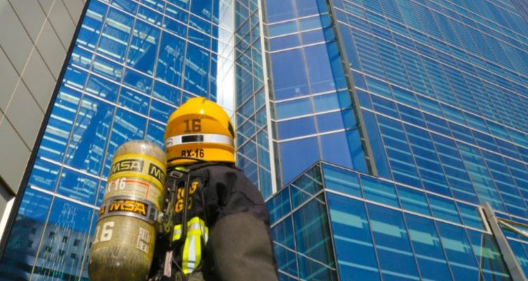 Bombero en torre Costanera