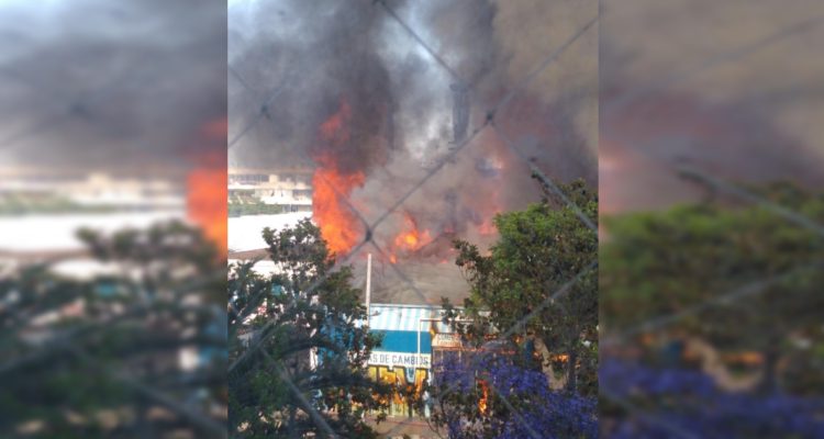 Bomberos trabaja en gigantesco incendio que deja densa columna de humo en el centro de Santiago