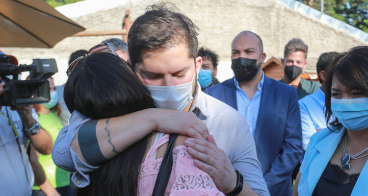 Boric abraza a víctimas de la delincuencia en La Pintana