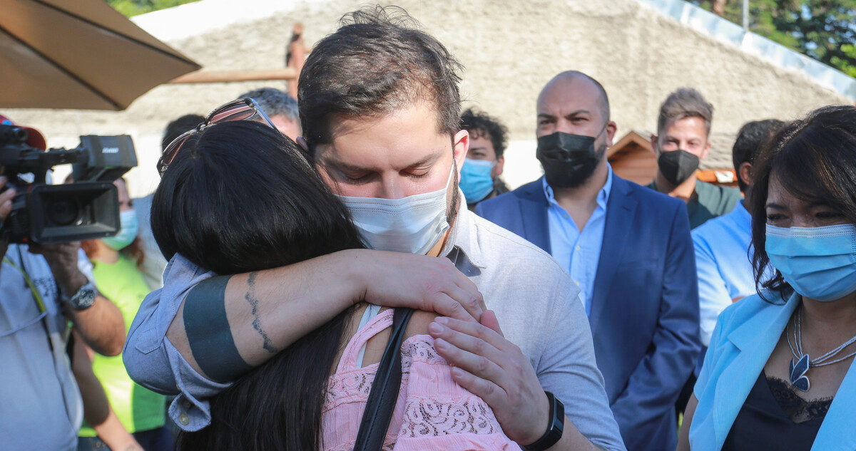 Boric abraza a víctimas de la delincuencia en La Pintana