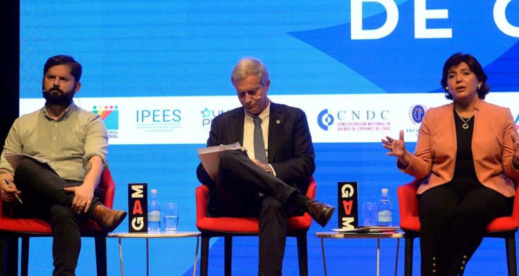 Gabriel Boric, José Antonio Kast y Yasna Provoste durante el debate de candidatos presidenciales y Pymes en el GAM.