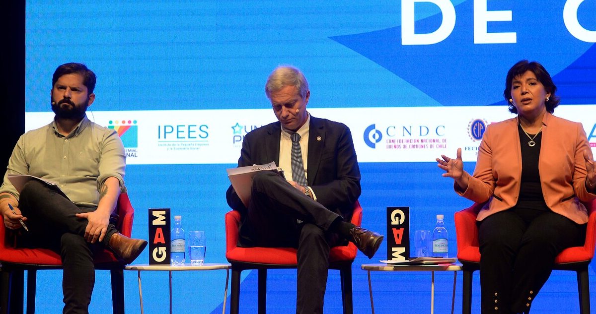 Gabriel Boric, José Antonio Kast y Yasna Provoste durante el debate de candidatos presidenciales y Pymes en el GAM.