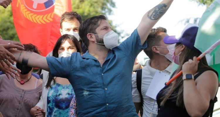 Sueldos de funcionarios del Estado: Boric propone 10 sueldos mínimo