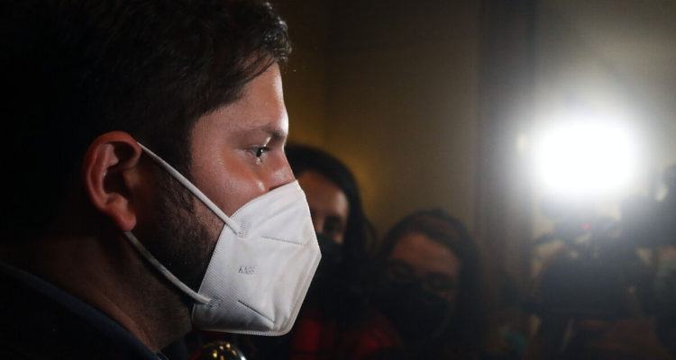 Boric condena funa a Kast en Lo Espejo