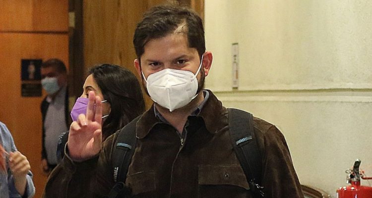 Gabriel Boric y CPC sostienen reunción para discutir puntos económicos