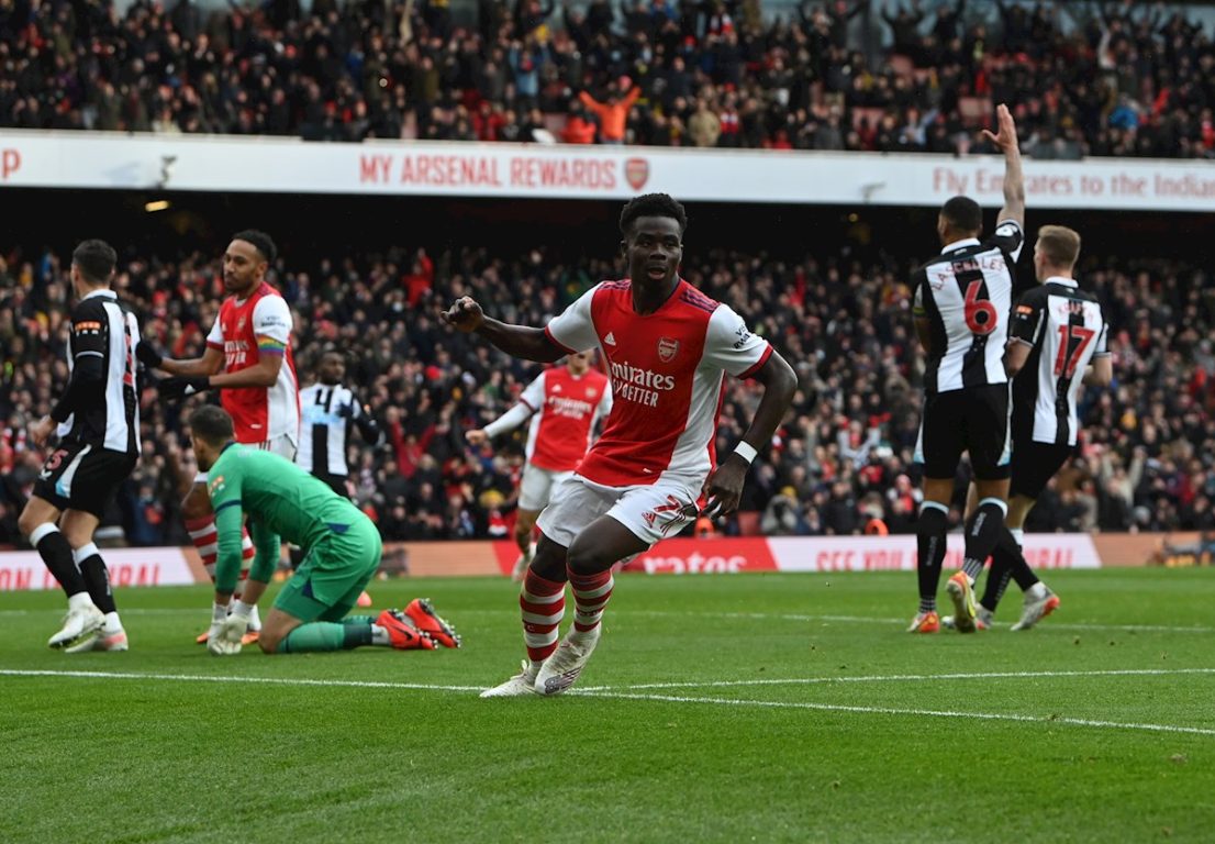 Bukayo Saka anotando para el Arsenal.