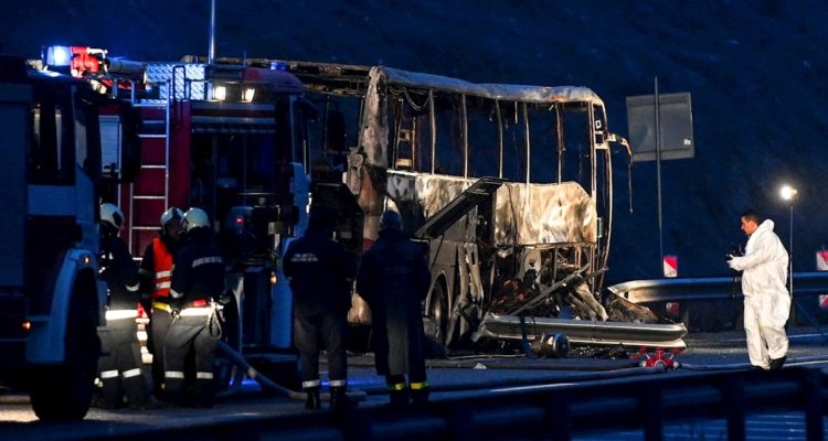 Los restos del autobús incendiado.