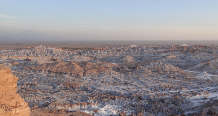 Una fotografìa del desierto de Atacama al atardecer desde las alturas.