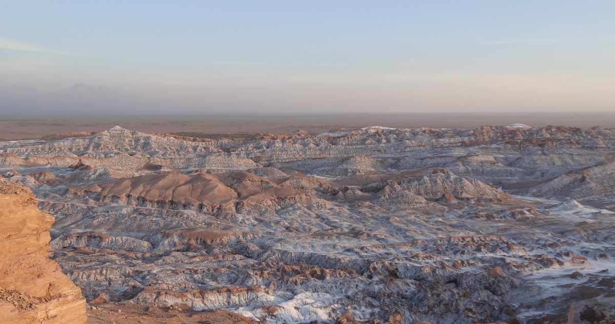 Una fotografìa del desierto de Atacama al atardecer desde las alturas.