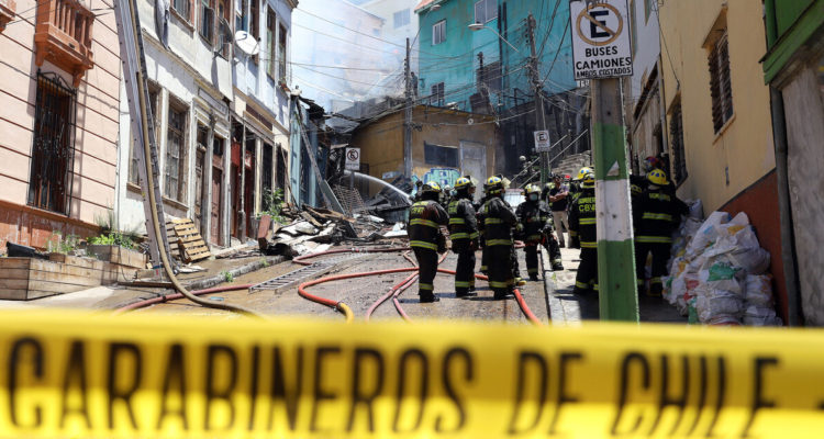 Adulta mayor permanece desaparecida tras incendio en cerro Monjas de Valparaíso