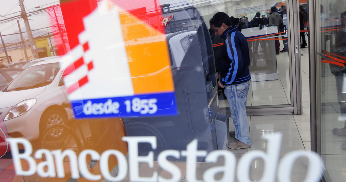 Persona sacando dinero desde cajero