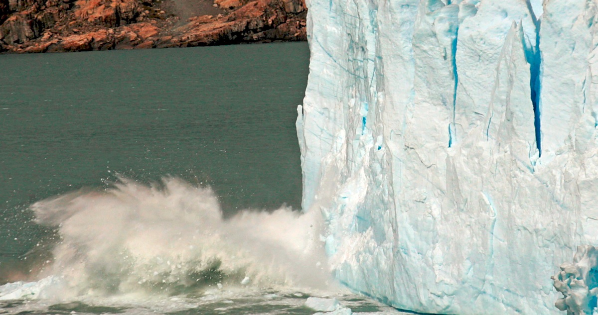 Trozos de hielo se desprenden del glaciar Perito Moreno en la Patagonia, al sur de Argentina.