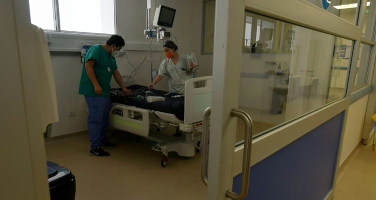 Camas UCI: Minsal aumentará camas si se superan los 600 pacientes criticos