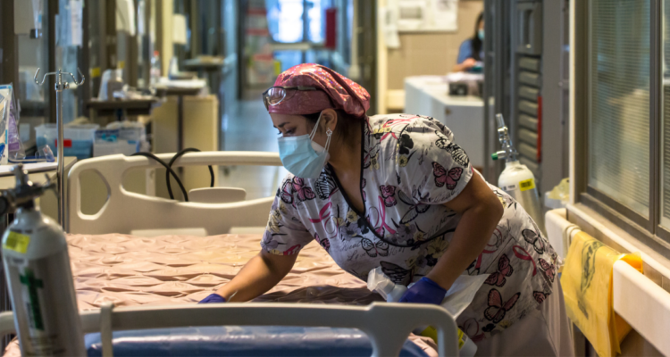 Minsal acelerará reconversión de camas ante alza de casos y llama a vacunarse para evitar caer a UCI