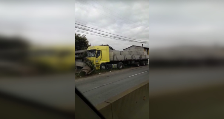Camión se estrella contra vivienda en ruta Penco-Concepción.