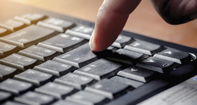 Manos en un teclado de computador