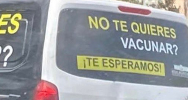 “¿No te quieres vacunar? Te esperamos”: furgoneta de funeraria muestra curiosa campaña en Santiago