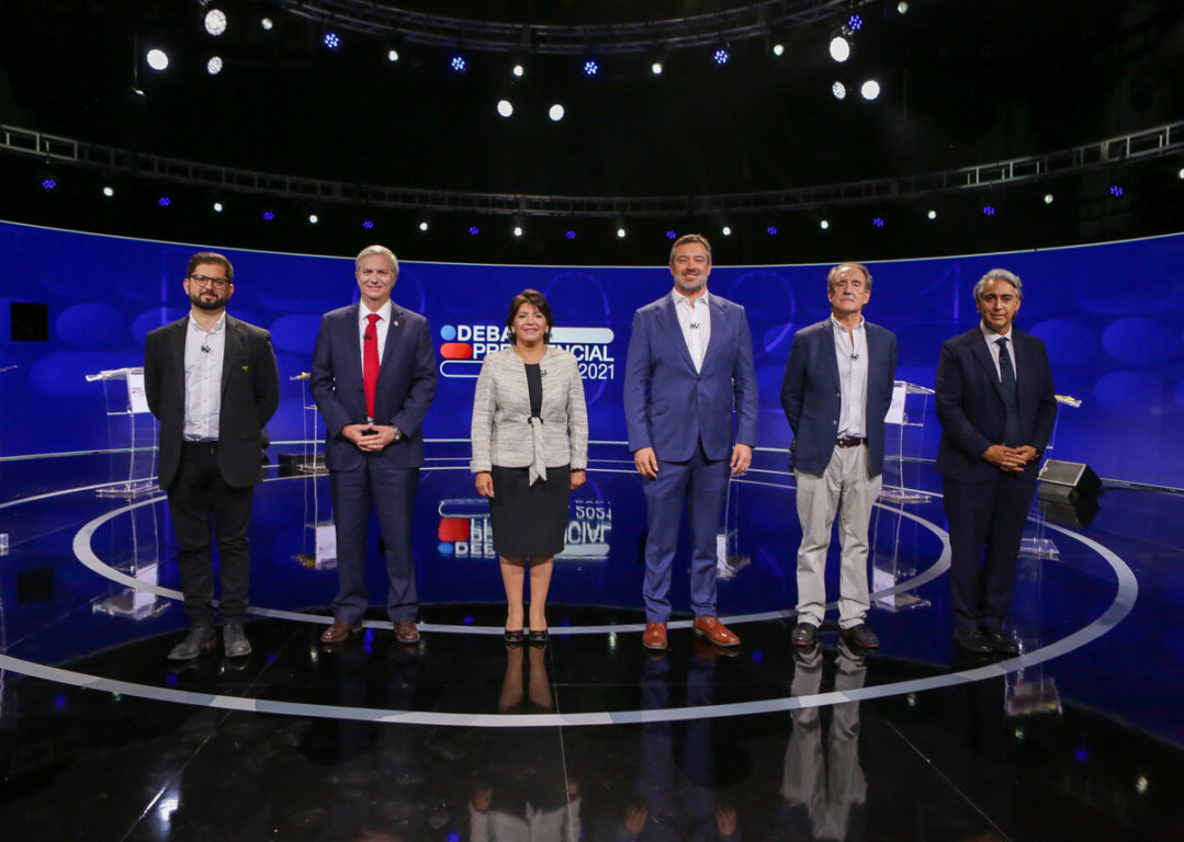 Candidatos a la presidencia posan para foto en último debate.