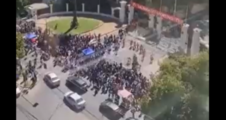 Un verdadero caos: cientos de personas derriban vallas de seguridad en Paris Parade en Viña del Mar