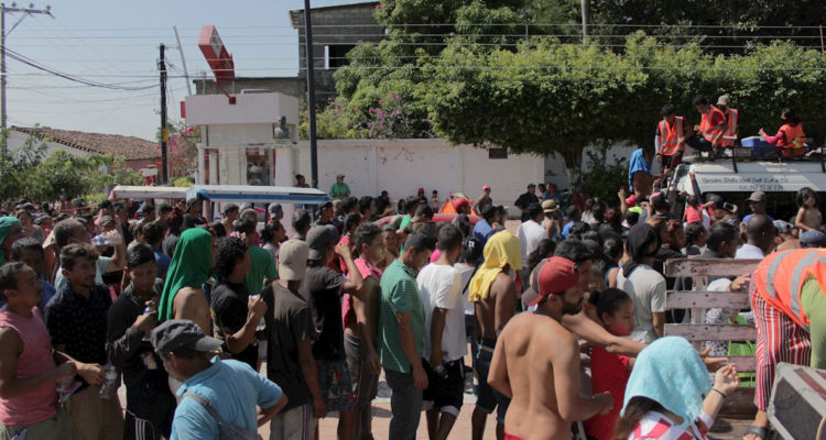 Caravana migrante reanuda su camino en el sur de México y cambia de ruta