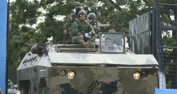 Militares fuera de la cárcel de Guayaquil.