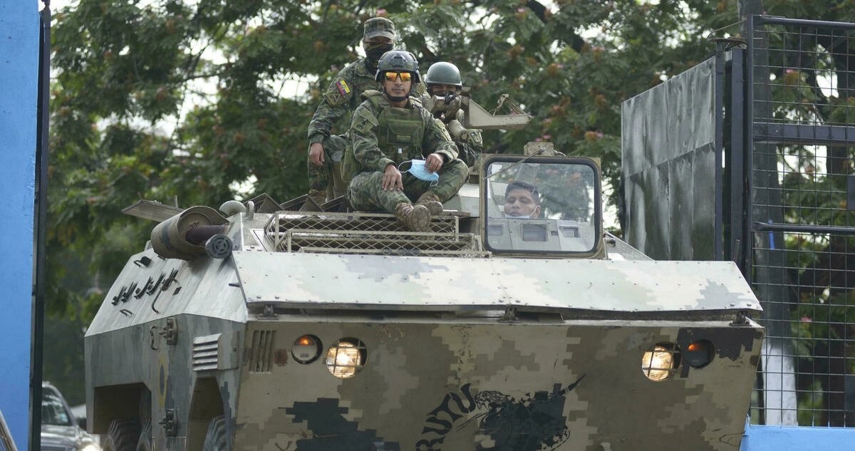 Militares fuera de la cárcel de Guayaquil.