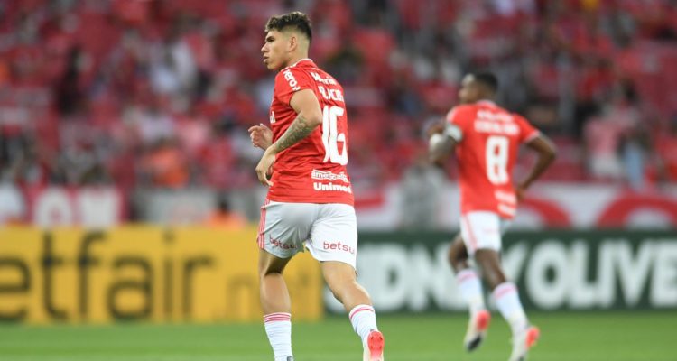 Carlos Palacios en duelo Inter vs Paranaense.