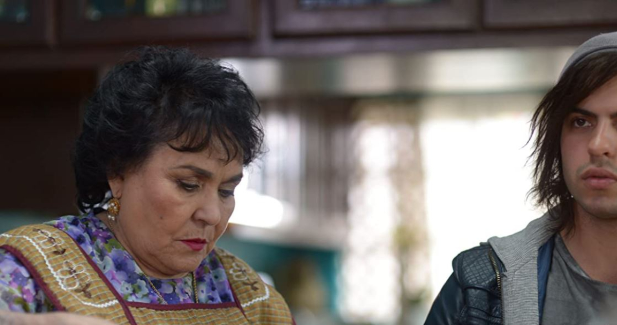 La actriz mexicana Carmen Salinas aparece cocinando mientras utiliza un delantal de cocina.
