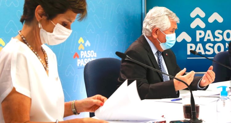 Subsecretaria Paula Daza junto a ministro de Salud Enrique Paris.