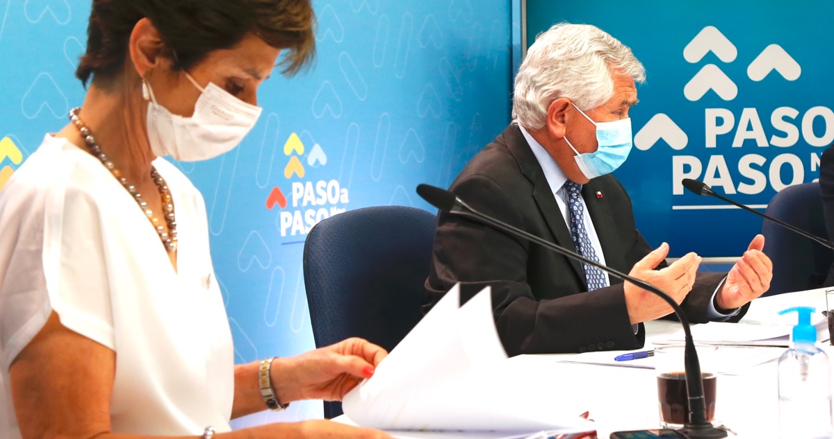 Subsecretaria Paula Daza junto a ministro de Salud Enrique Paris.