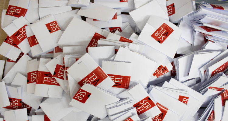 Imagen de contexto que muestra cientos de votos cerrados