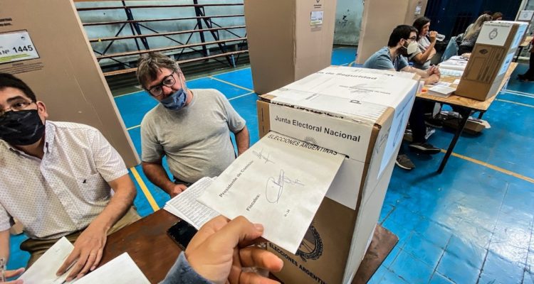 Cierran centros de votación de las elecciones legislativas de Argentina