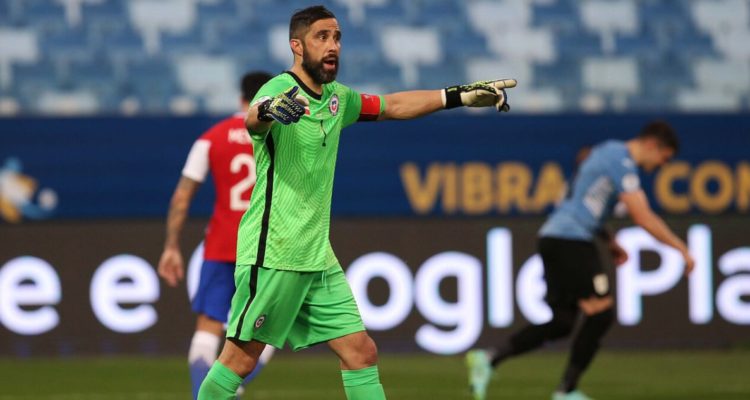 Claudio Bravo jugando por La Roja.