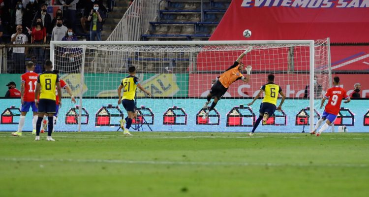 Claudio Bravo destacó a sus compañeros pese caída de La Roja