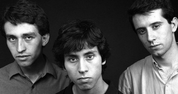 Una foto de la banda Los Prisioneros en 1985, con Jorge González, Claudio Narea y Miguel Tapia juntos.