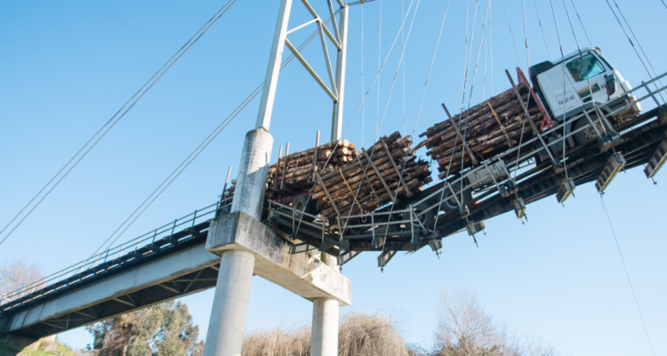 Camión colgando de pasarela