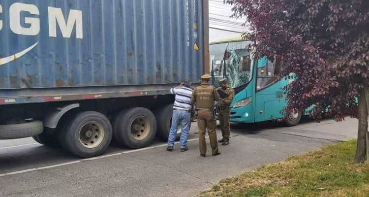 Chofer conversando con carabineros